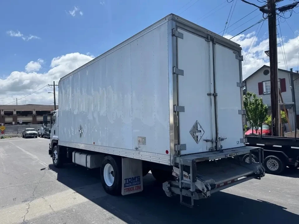 2019 Isuzu Elf - Image 5 of 18