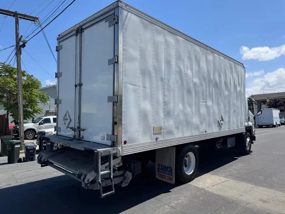2019 Isuzu Elf - Image 4 of 18