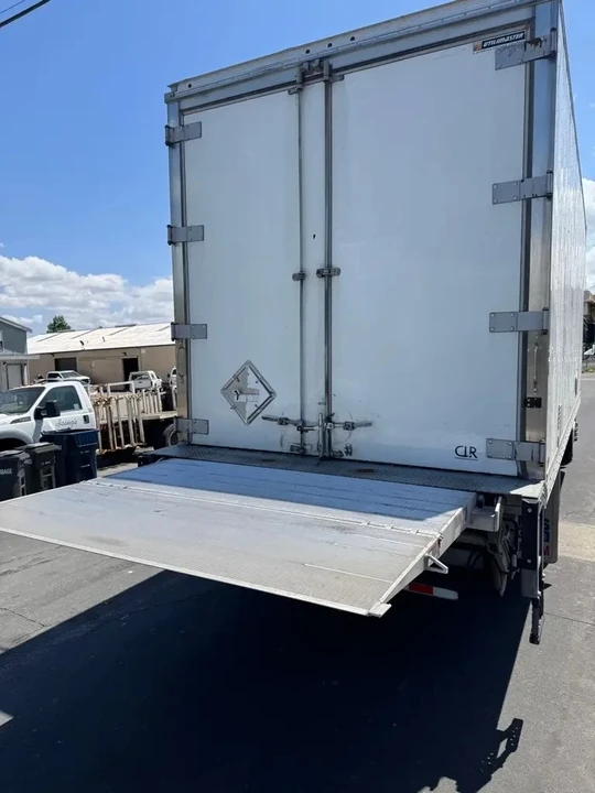 2019 Isuzu Elf - Image 11 of 18