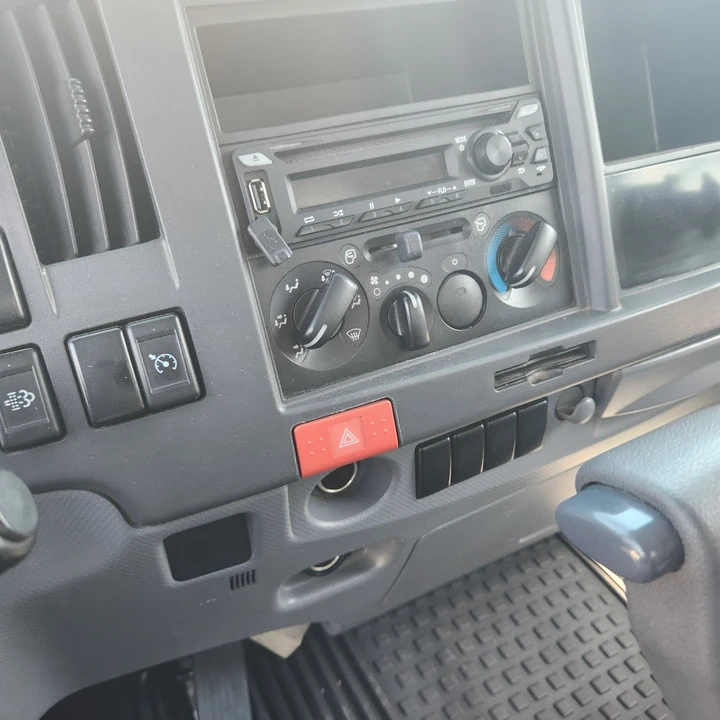 2019 Isuzu Elf - Image 27 of 31