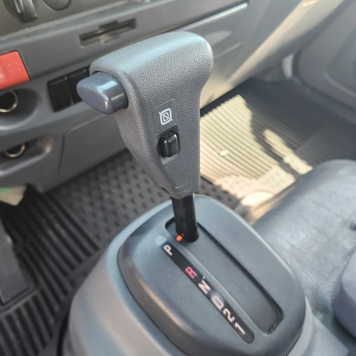 2019 Isuzu Elf - Image 28 of 31