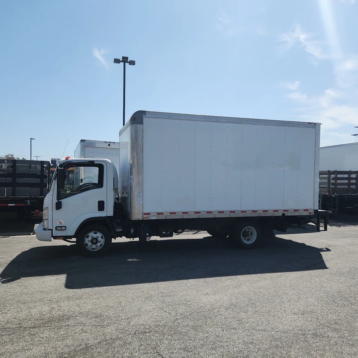 2019 Isuzu Elf - Image 3 of 31