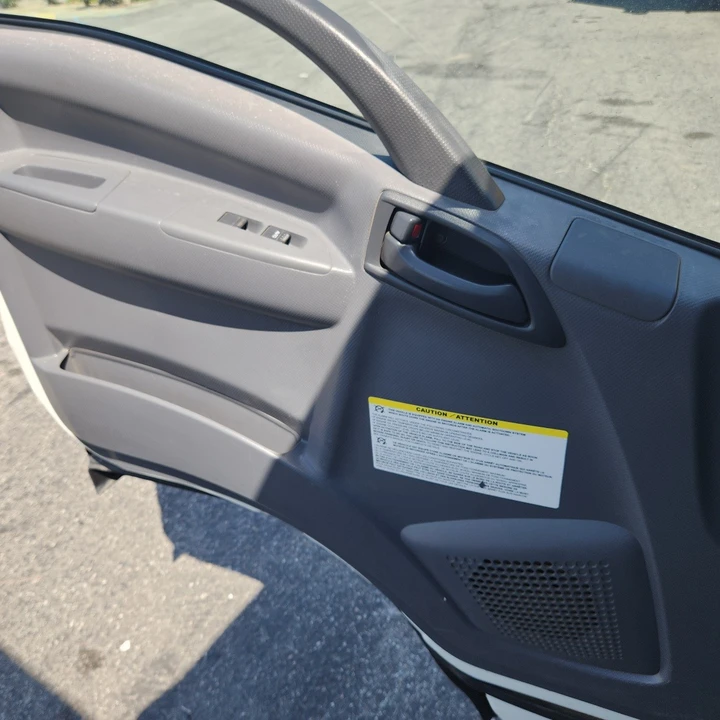 2019 Isuzu Elf - Image 25 of 31