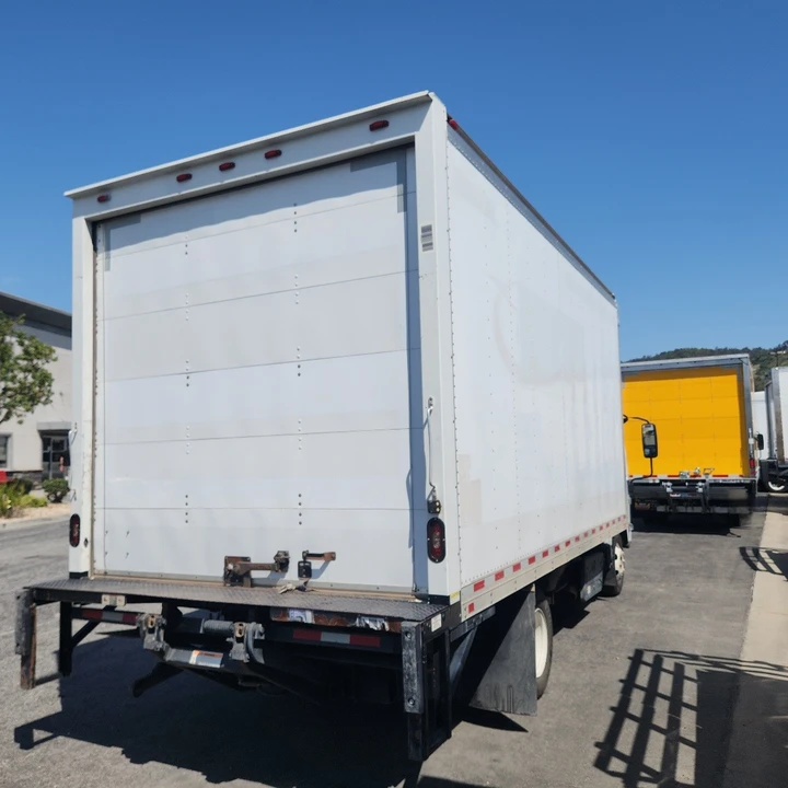 2019 Isuzu Elf - Image 16 of 31