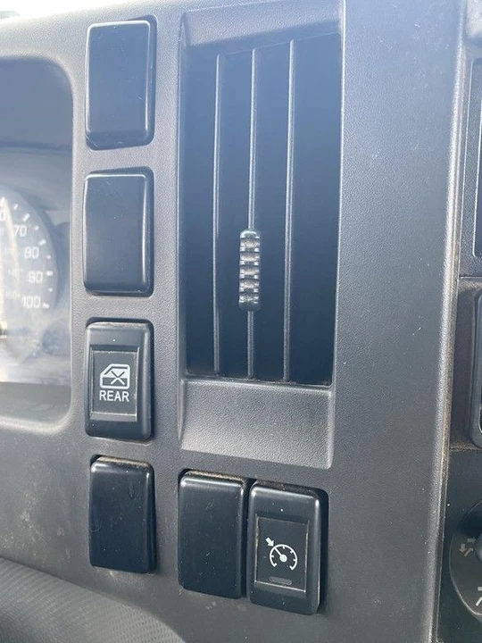 2019 Isuzu Elf - Image 28 of 31