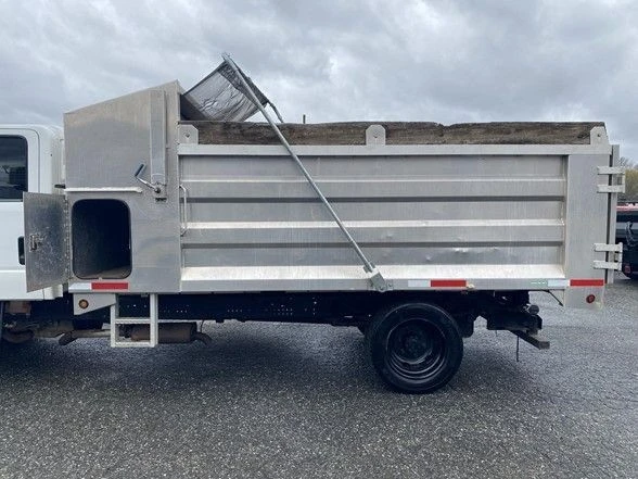 2019 Isuzu Elf - Image 8 of 31