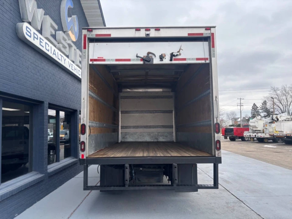 2019 Isuzu Elf - Image 9 of 15