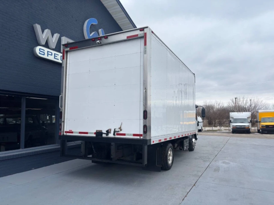 2019 Isuzu Elf - Image 4 of 15