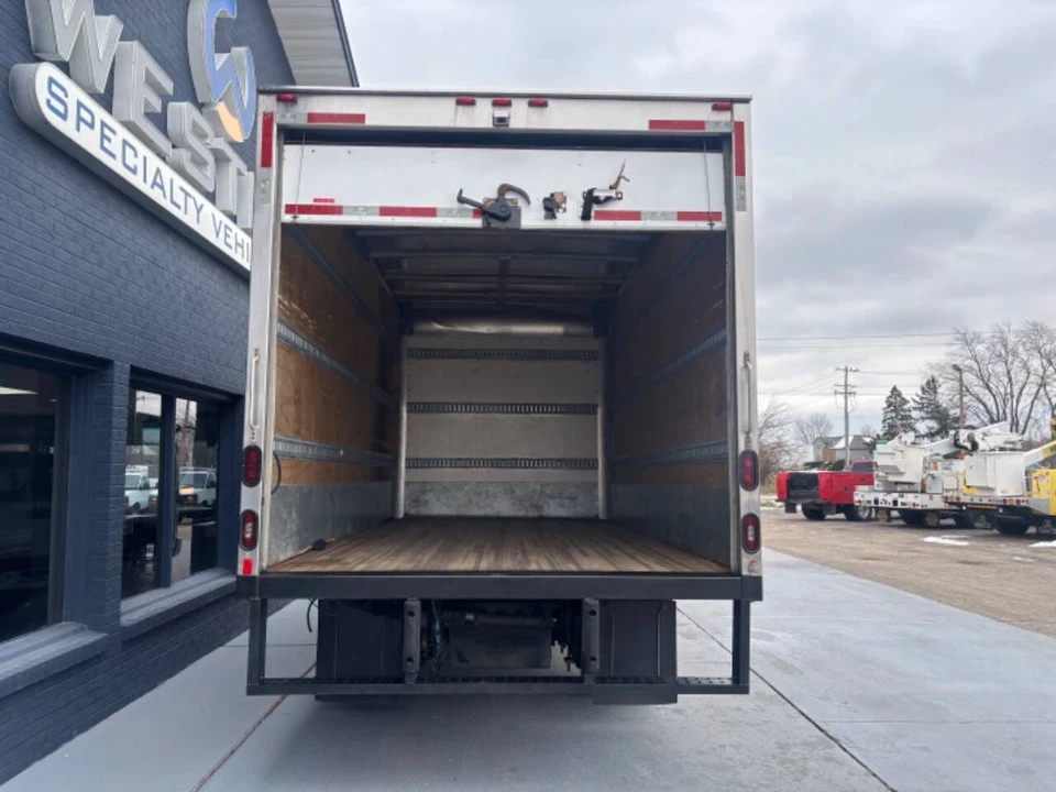 2019 Isuzu Elf - Image 10 of 15