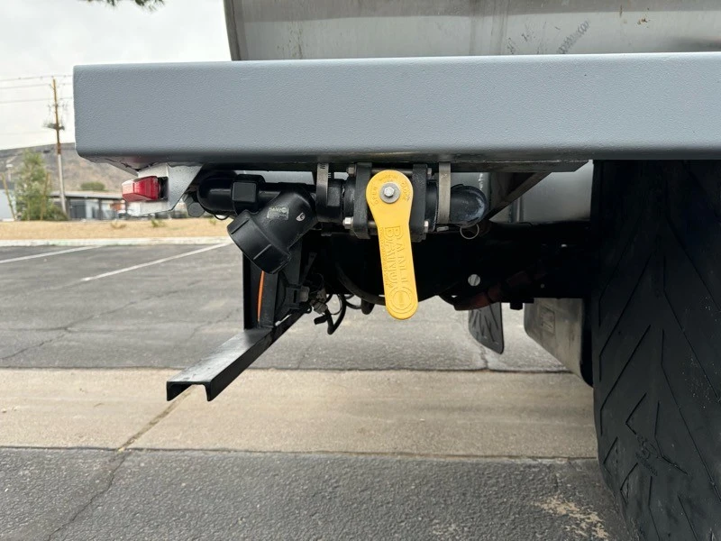 2019 Isuzu Elf - Image 19 of 31