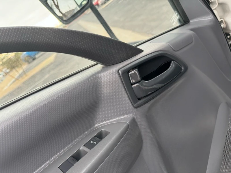 2019 Isuzu Elf - Image 26 of 31