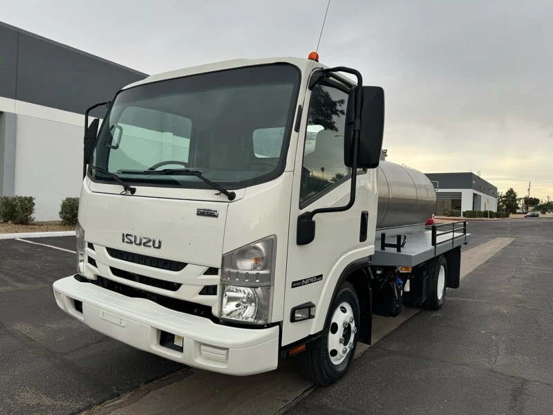 2019 Isuzu Elf - Image 2 of 31