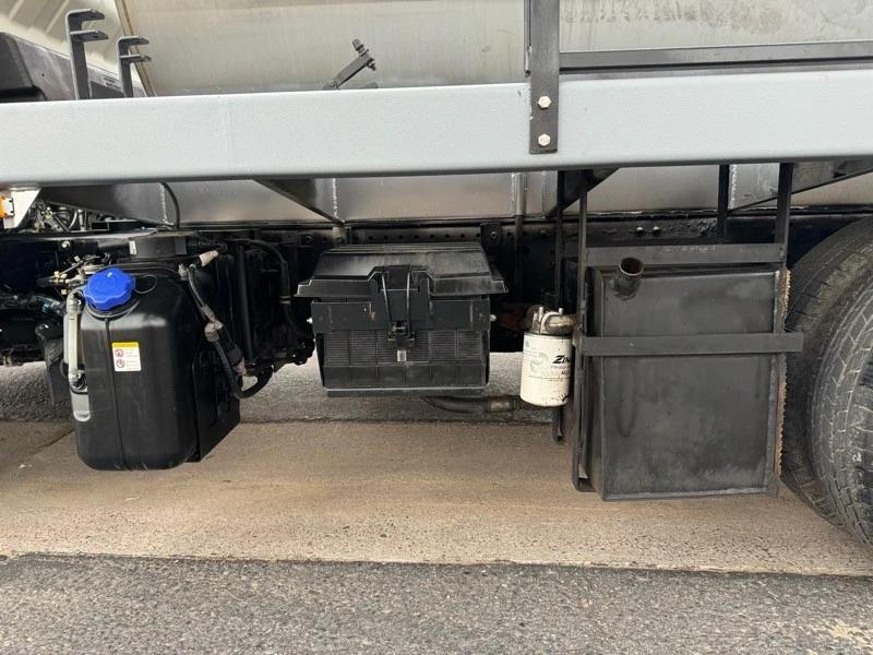 2019 Isuzu Elf - Image 20 of 31