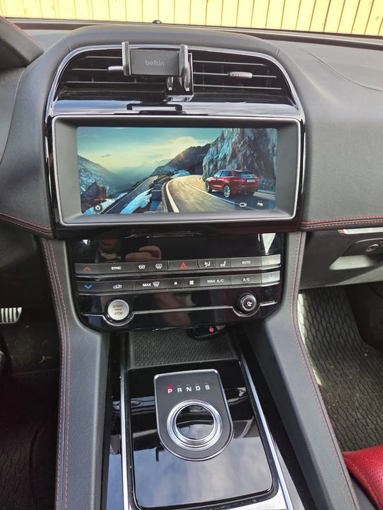 2019 Jaguar F-Pace - Image 12 of 17