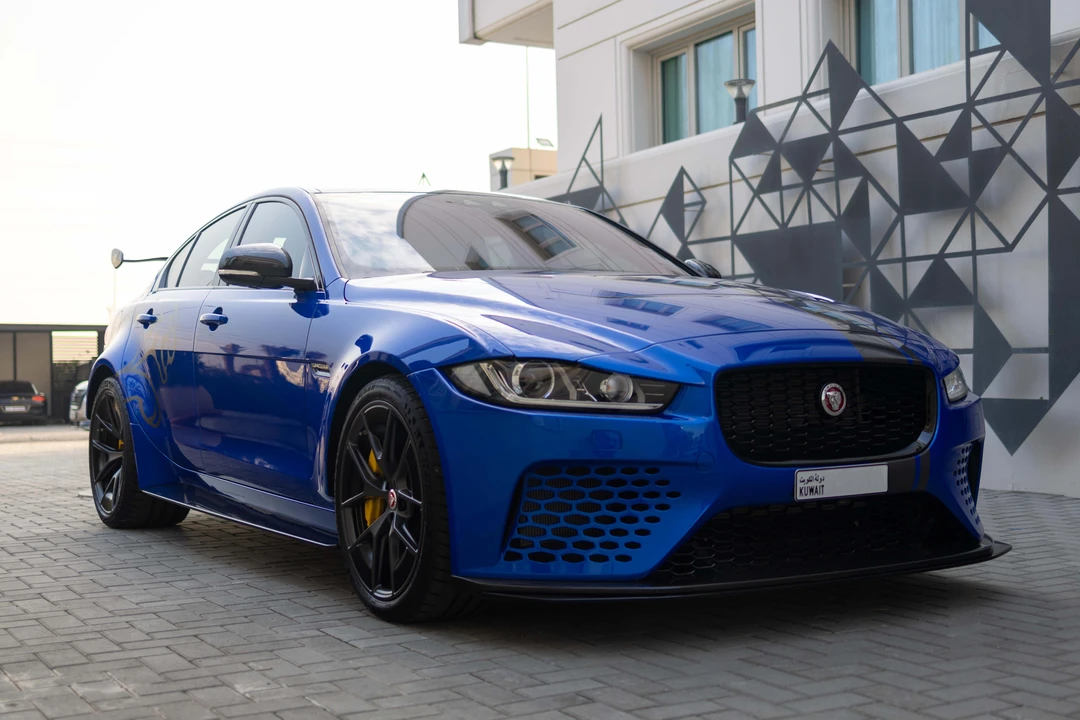 2019 Jaguar XE - Image 2 of 31
