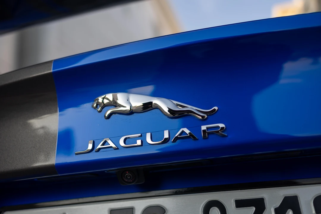 2019 Jaguar XE - Image 24 of 31