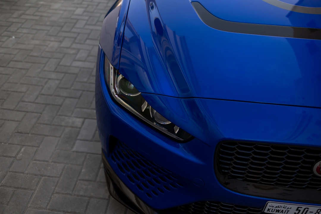 2019 Jaguar XE - Image 25 of 31