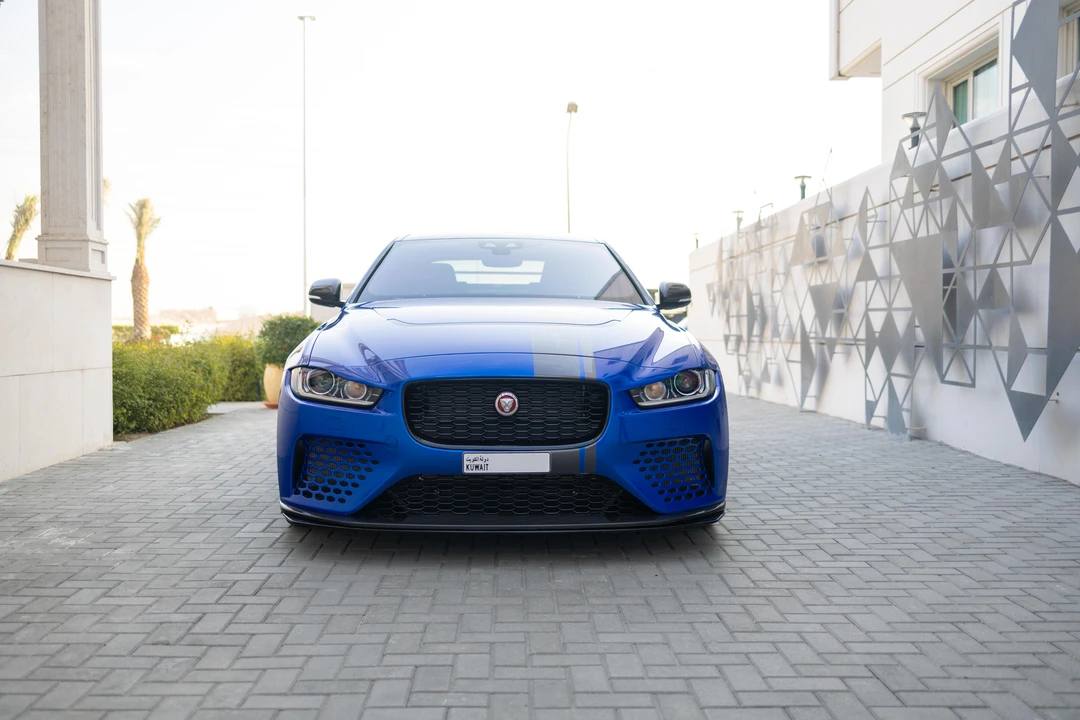 2019 Jaguar XE - Image 9 of 31