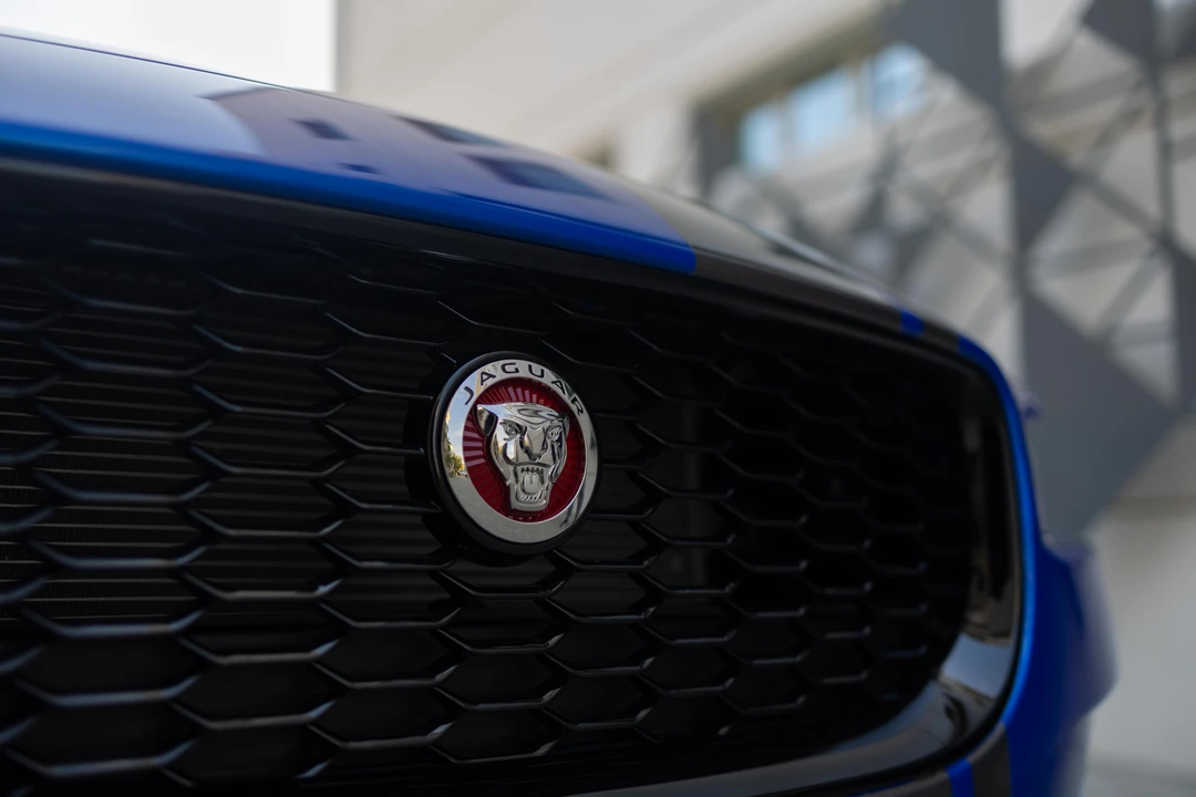 2019 Jaguar XE - Image 29 of 31
