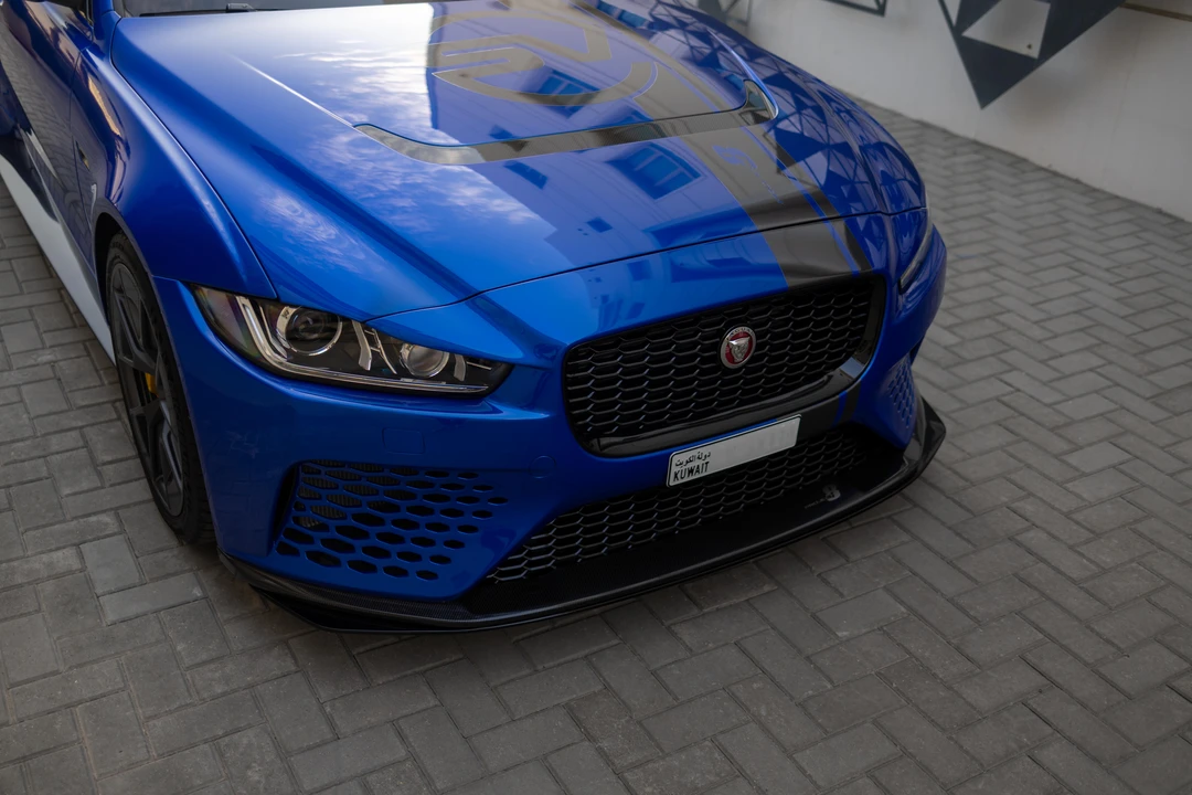 2019 Jaguar XE - Image 17 of 31