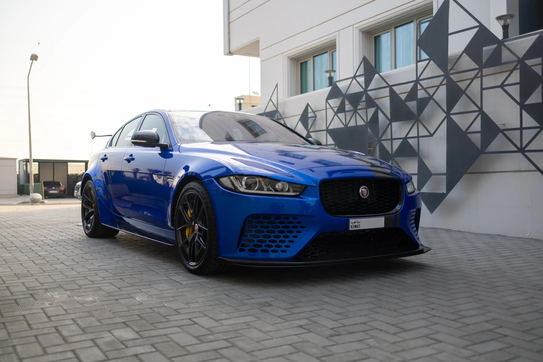2019 Jaguar XE - Image 4 of 31