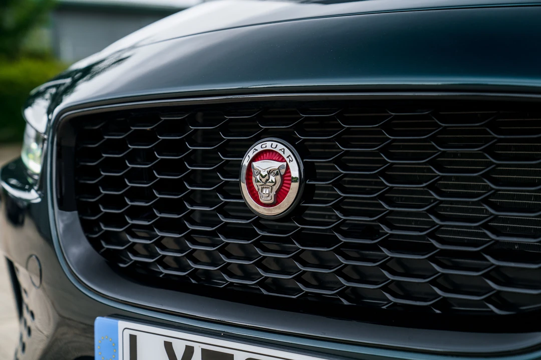 2019 Jaguar XE - Image 25 of 31