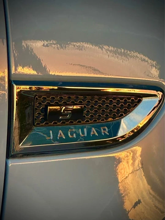 2019 Jaguar E-Pace - Image 9 of 18