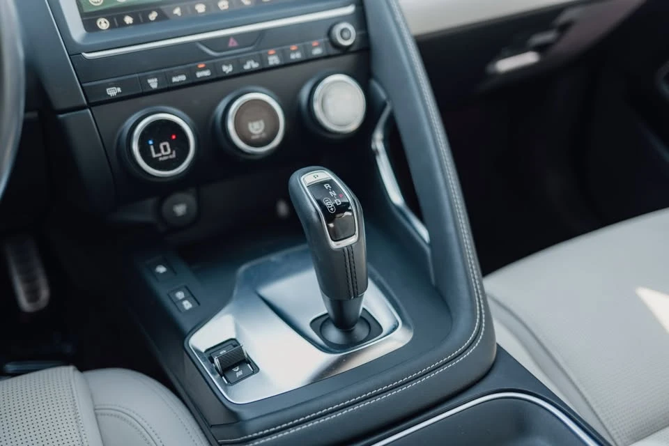 2019 Jaguar E-Pace - Image 10 of 17