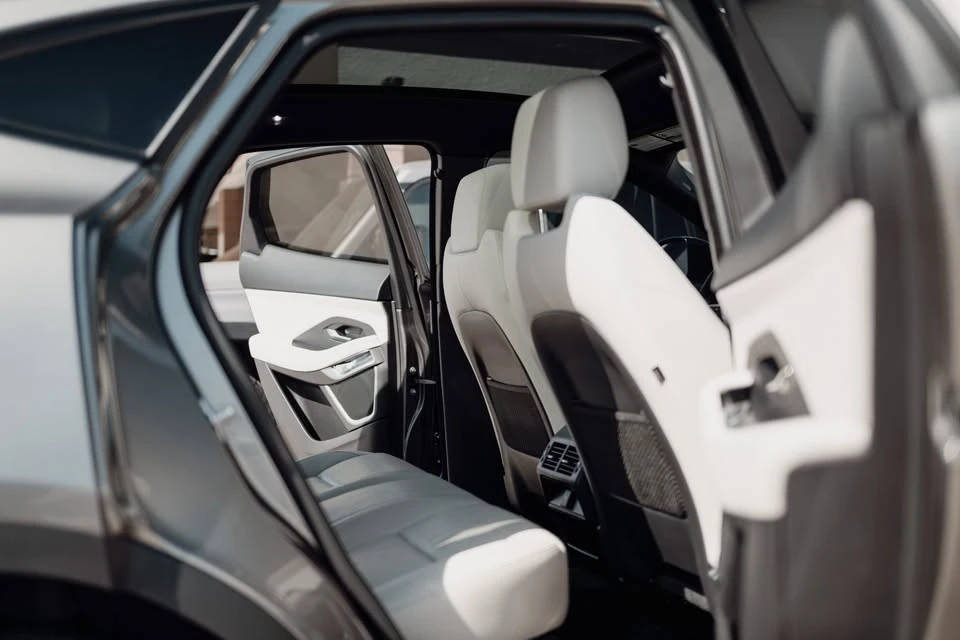 2019 Jaguar E-Pace - Image 15 of 17