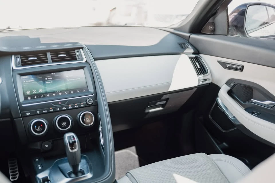 2019 Jaguar E-Pace - Image 9 of 17