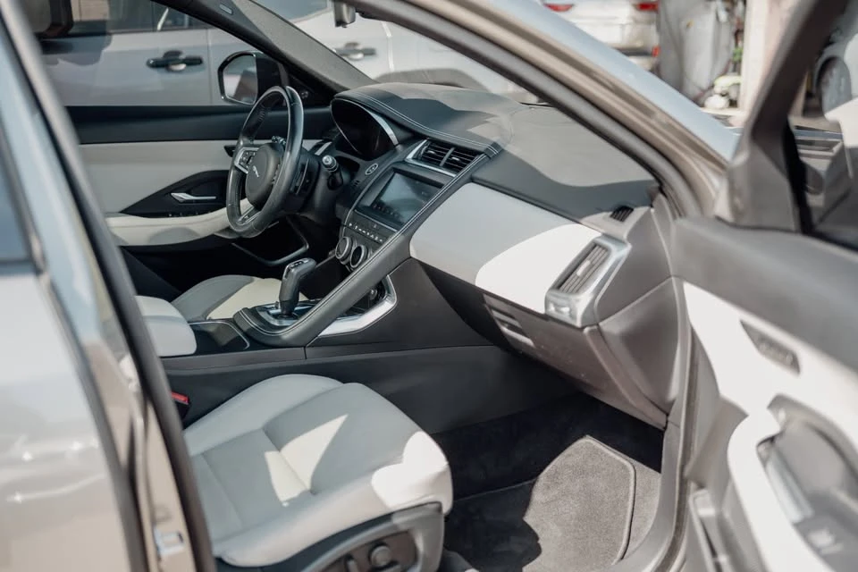 2019 Jaguar E-Pace - Image 16 of 17