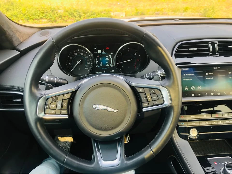 2019 Jaguar F-Pace - Image 13 of 14