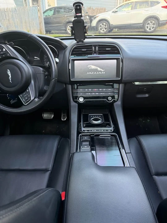 2019 Jaguar F-Pace - Image 11 of 13