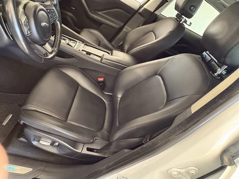 2019 Jaguar F-Pace - Image 14 of 15