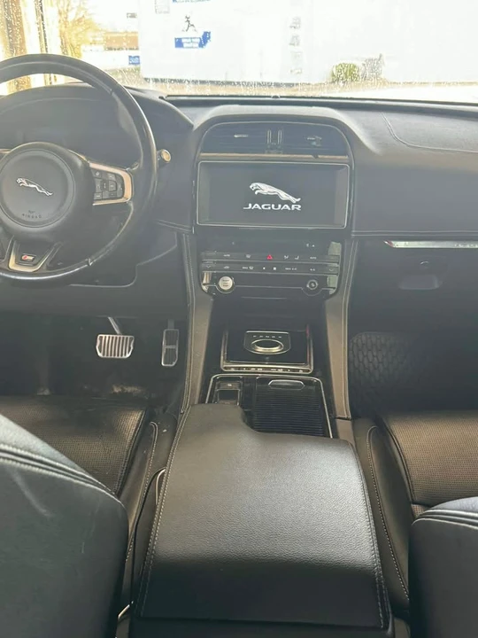 2019 Jaguar F-Pace - Image 9 of 20