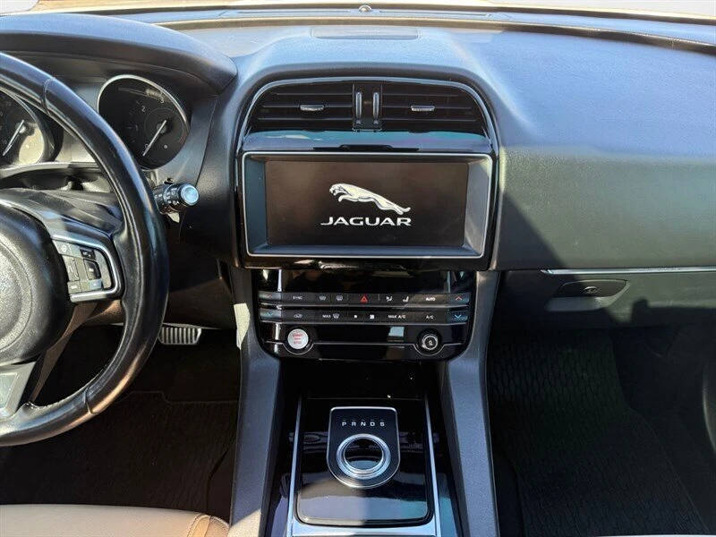 2019 Jaguar F-Pace - Image 11 of 15