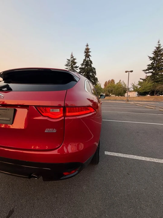 2019 Jaguar F-Pace - Image 2 of 17