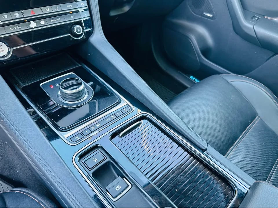 2019 Jaguar F-Pace - Image 12 of 19