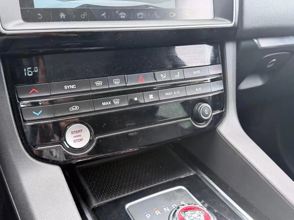 2019 Jaguar F-Pace - Image 12 of 19