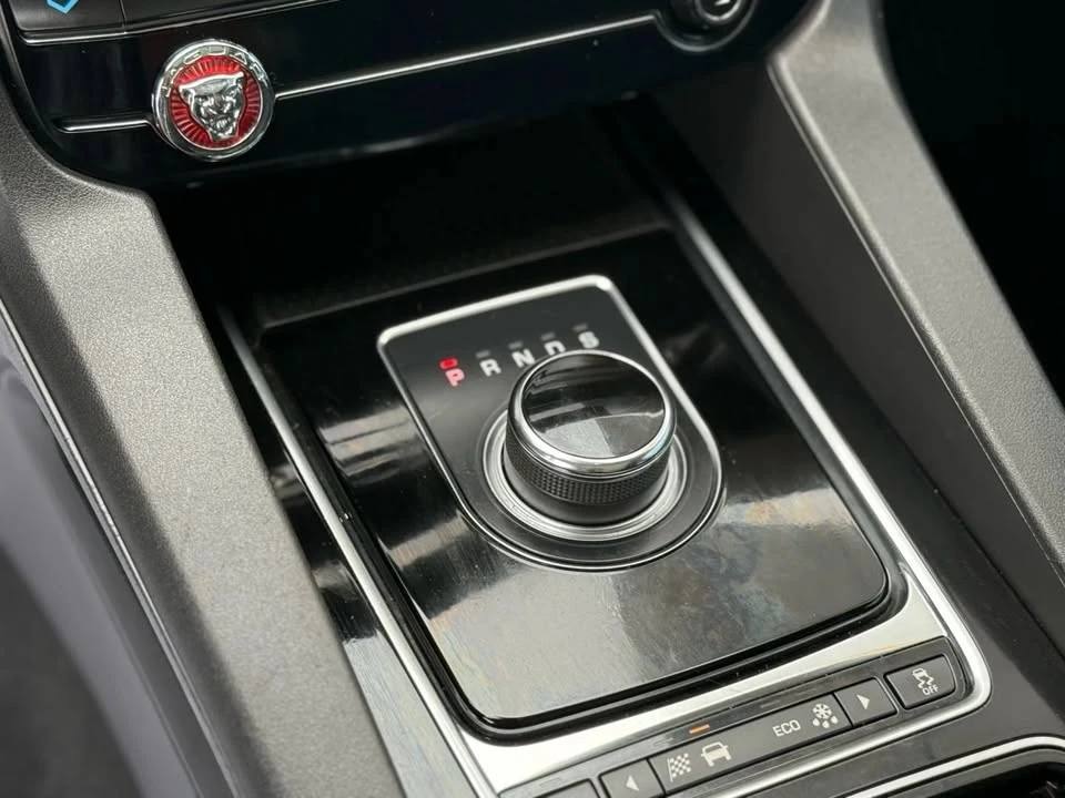 2019 Jaguar F-Pace - Image 14 of 20