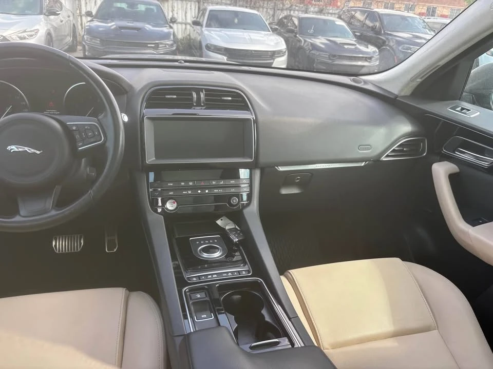 2019 Jaguar F-Pace - Image 8 of 10