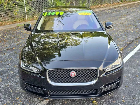 2019 Jaguar F-PACE 25t Premium Sport Utility 4D