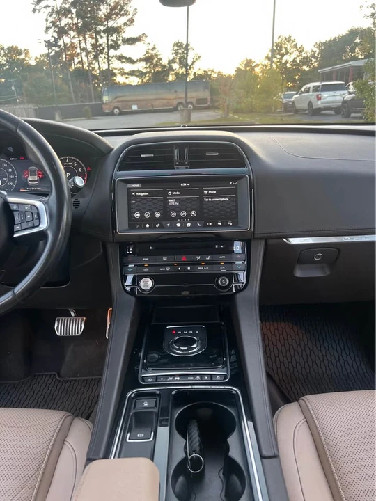 2019 Jaguar F-Pace - Image 10 of 13