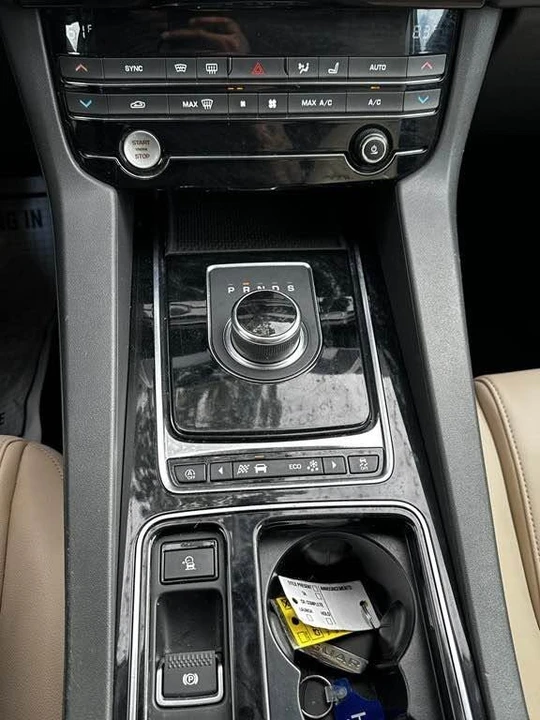2019 Jaguar F-Pace - Image 14 of 17