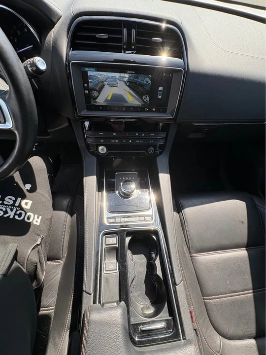 2019 Jaguar F-Pace - Image 14 of 17
