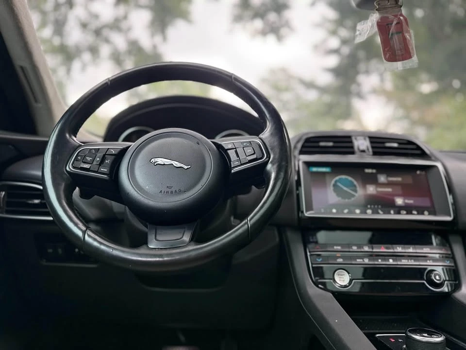 2019 Jaguar F-Pace - Image 11 of 14