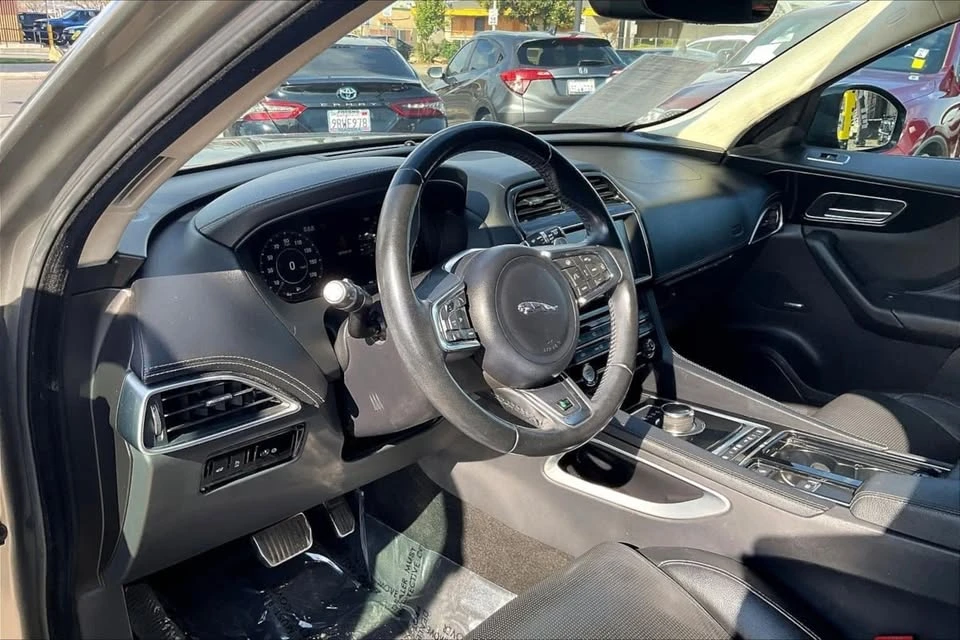2019 Jaguar - Image 13 of 20