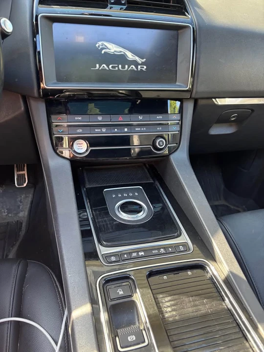 2019 Jaguar F-Pace - Image 13 of 17