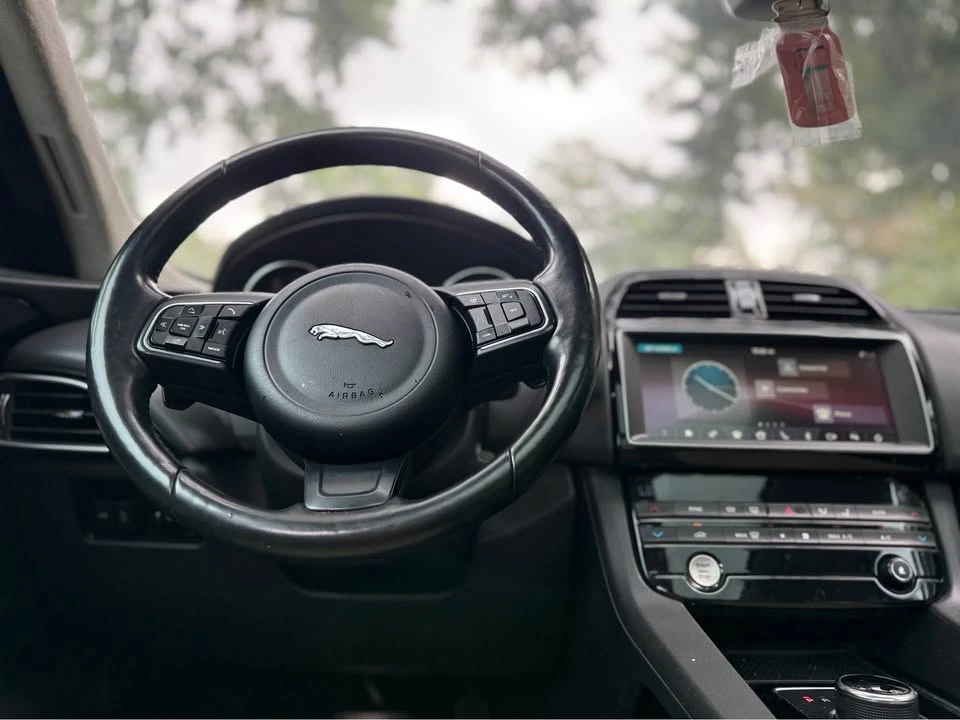 2019 Jaguar F-Pace - Image 12 of 13