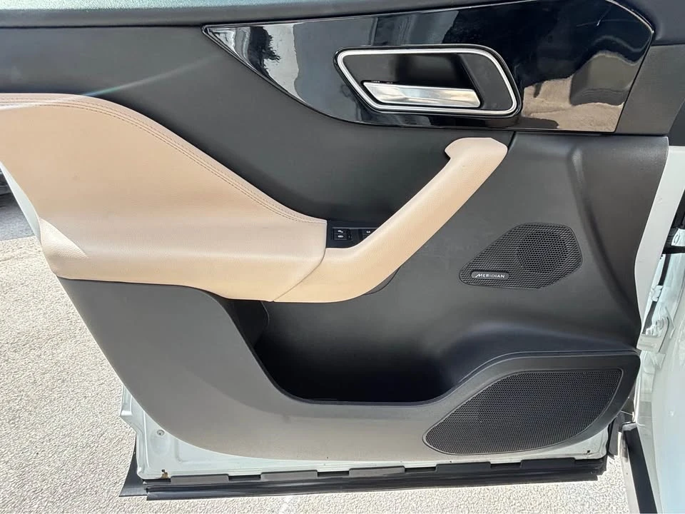 2019 Jaguar F-Pace - Image 12 of 17